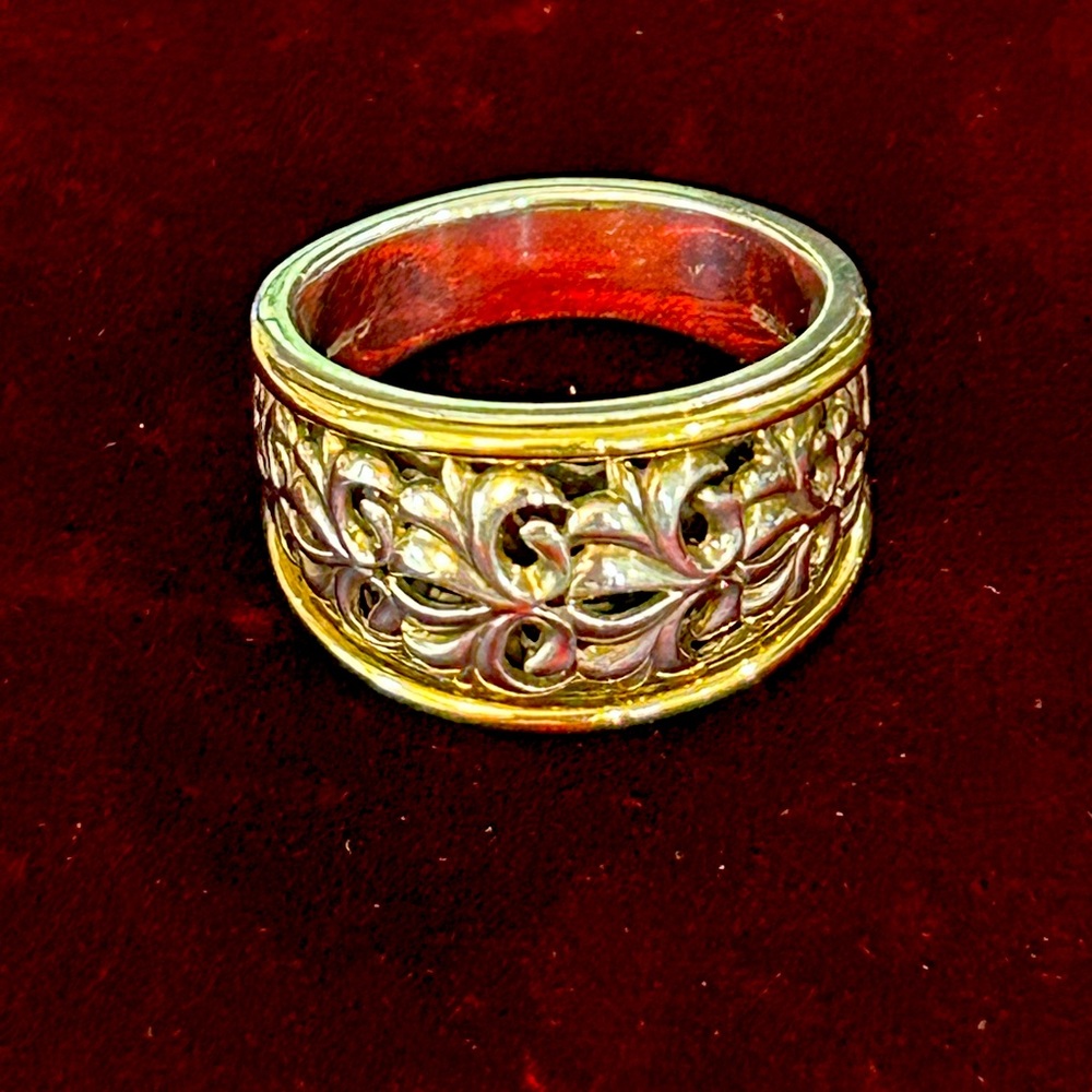 Gorgeous Charles Krypell women’s ring in “Ivy” design.